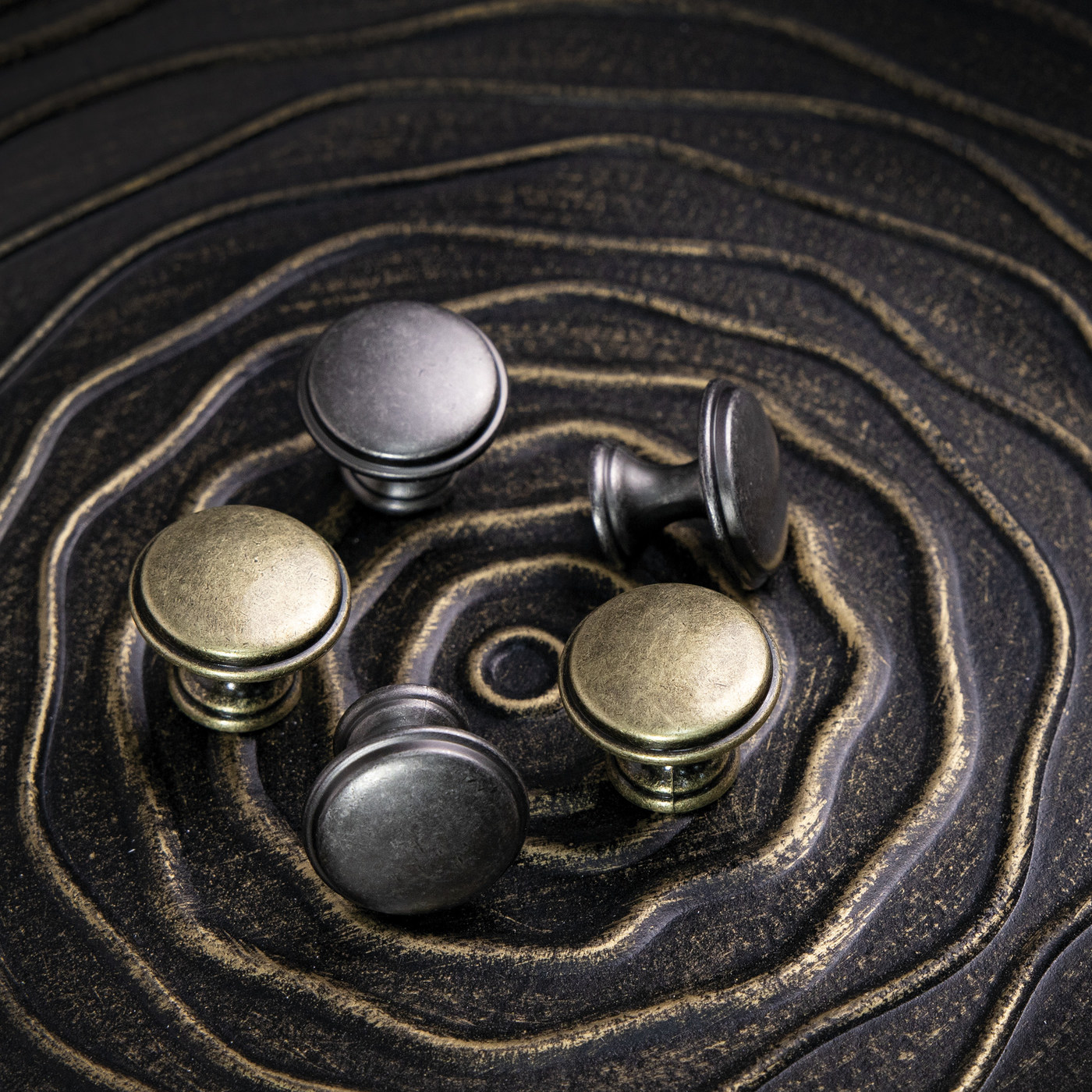 Ручка мебельная кнопка мет. FRESKA античная латунь AKS 81251