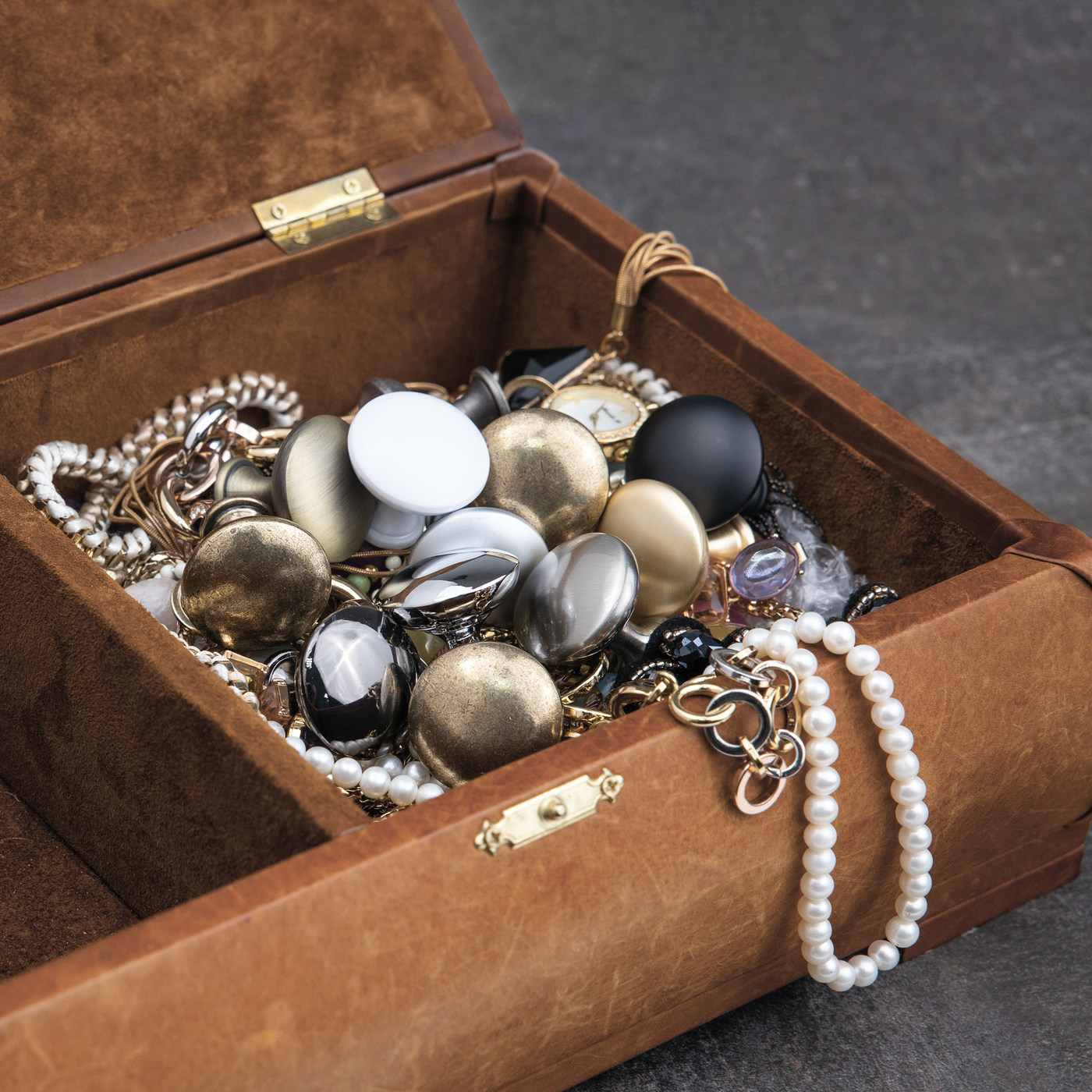 Ручка мебельная кнопка мет. TERNI черный AKS 58725