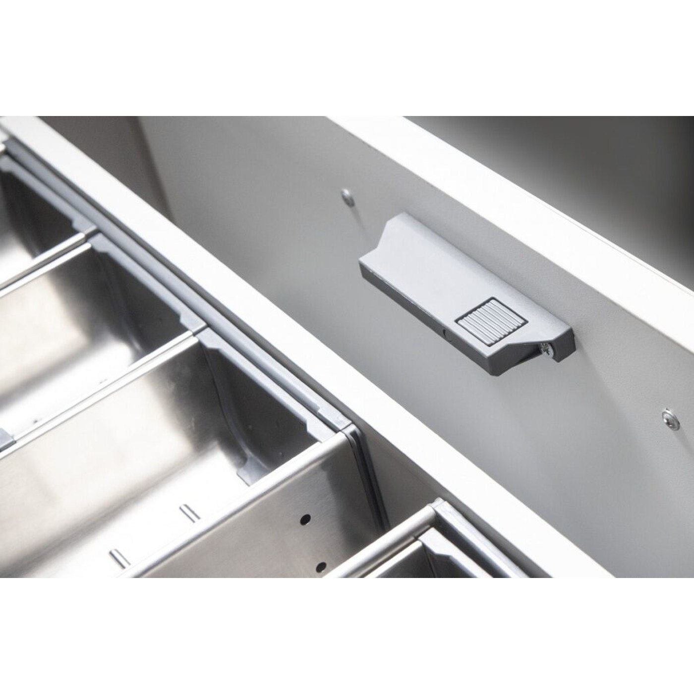 Ручка с поводком внутреннего ящика Slimbox 13,5-21 мм белая AKS 94124